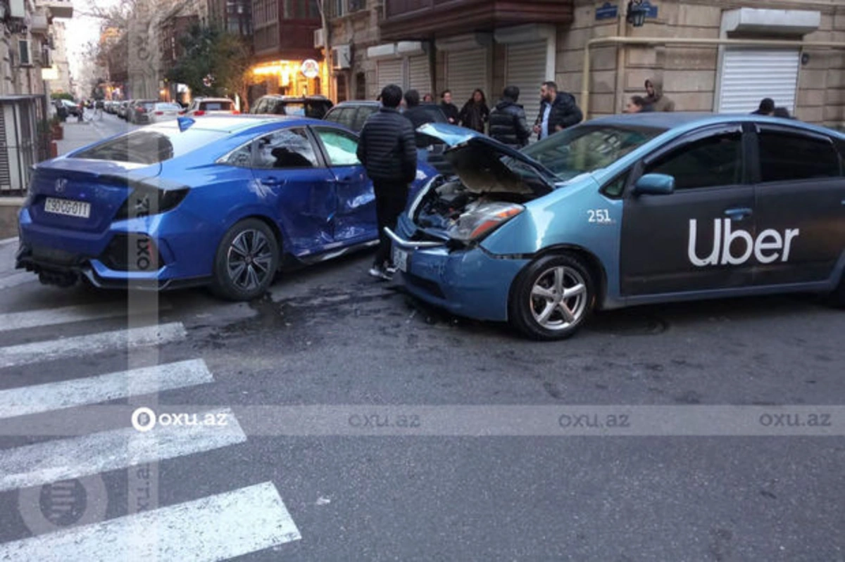 В Баку столкнулись два автомобиля